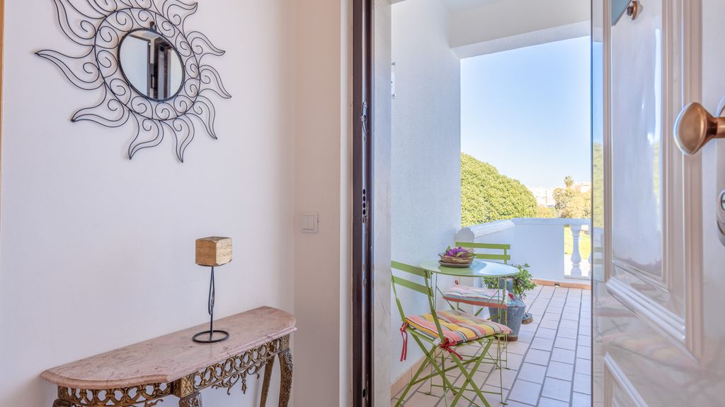 Bright & Cozy 1 BDR Flat W/ Balcony by LovelyStay