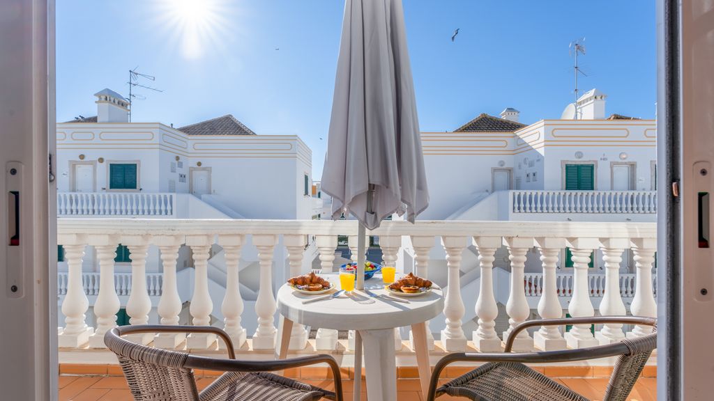 Bright & Cozy 1 BDR Flat W/ Balcony by LovelyStay