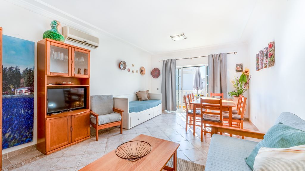 Bright & Cozy 1 BDR Flat W/ Balcony by LovelyStay
