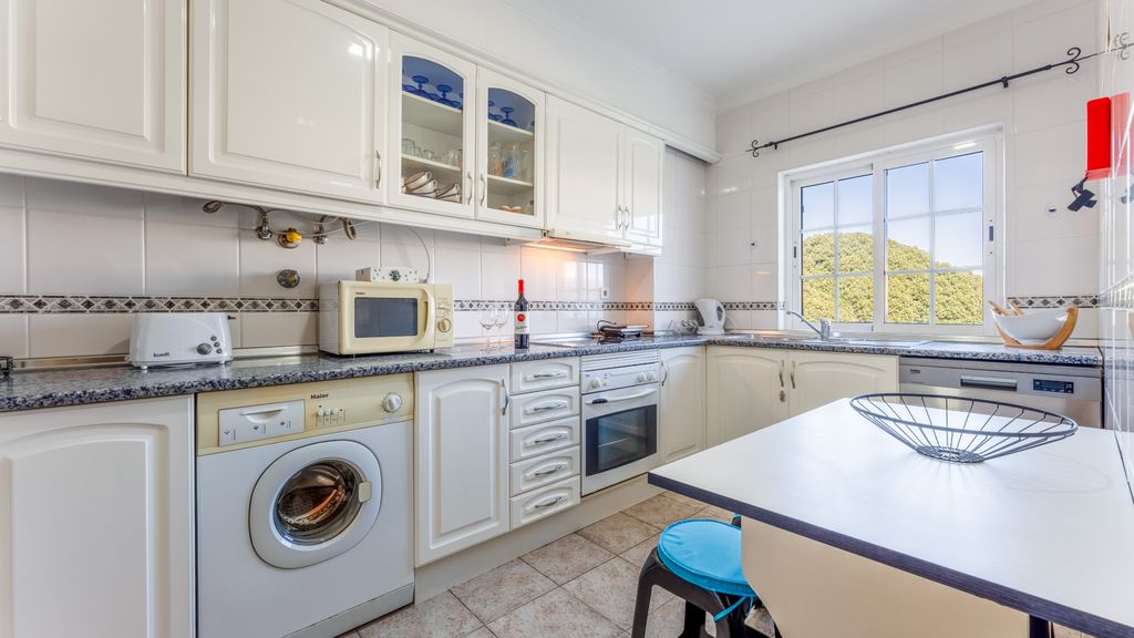 Bright & Cozy 1 BDR Flat W/ Balcony by LovelyStay