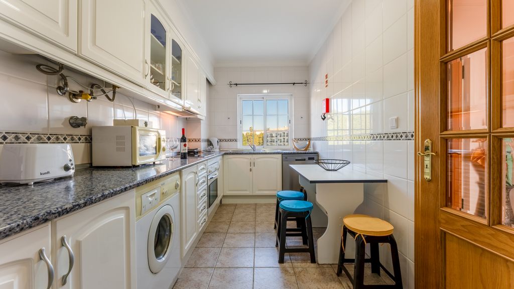 Bright & Cozy 1 BDR Flat W/ Balcony by LovelyStay
