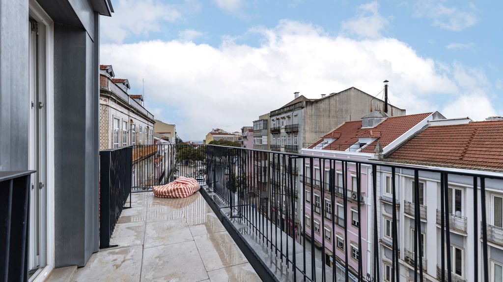 Graça Deluxe w/ City View Balcony by LovelyStay