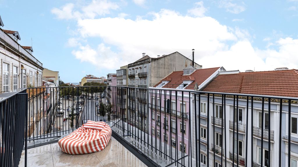 Graça Deluxe w/ City View Balcony by LovelyStay