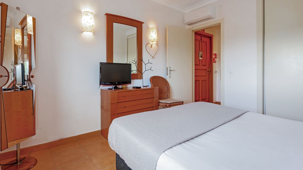 Golden Tavira 1BDR W/ Balcony & Pool by LovelyStay