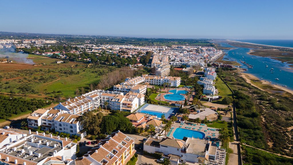 Golden Tavira 1BDR W/ Balcony & Pool by LovelyStay