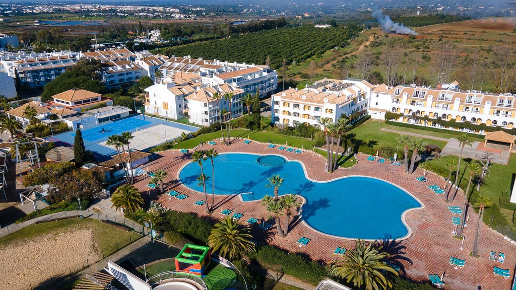 Golden Tavira 1BDR W/ Balcony & Pool by LovelyStay