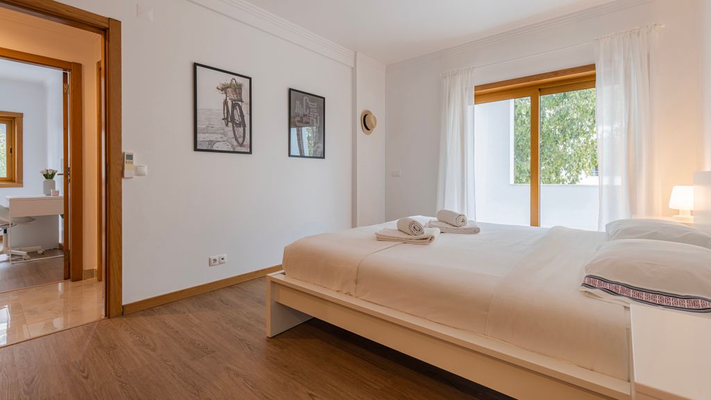 3 Bedroom Oeiras Wonder W/ Balcony by LovelyStay