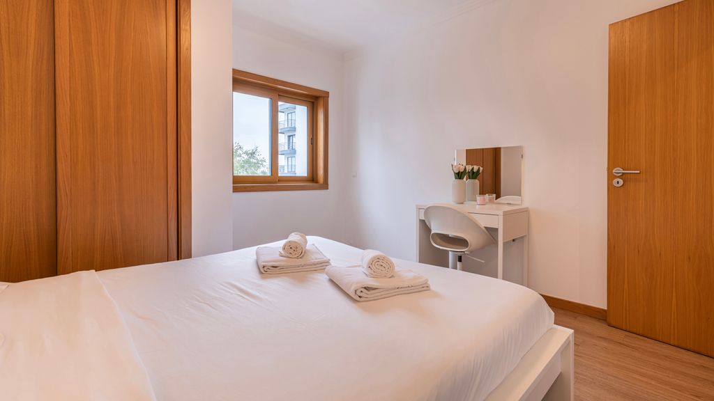 3 Bedroom Oeiras Wonder W/ Balcony by LovelyStay
