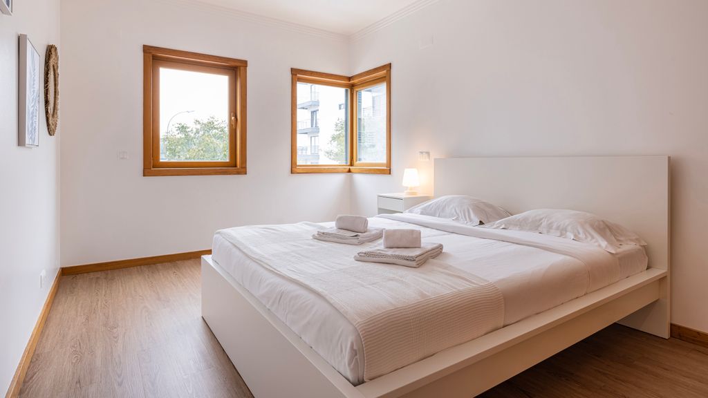 3 Bedroom Oeiras Wonder W/ Balcony by LovelyStay