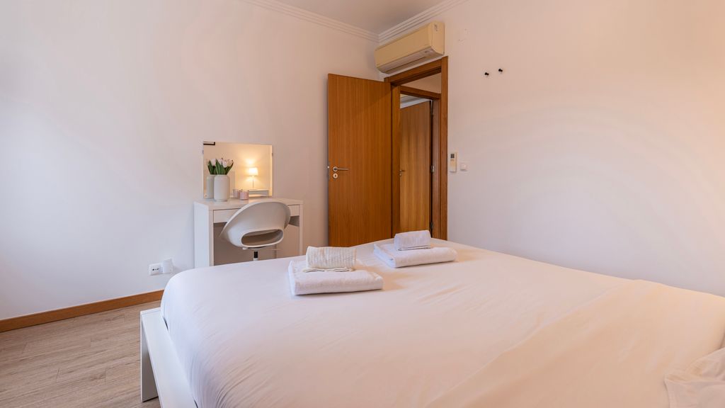3 Bedroom Oeiras Wonder W/ Balcony by LovelyStay