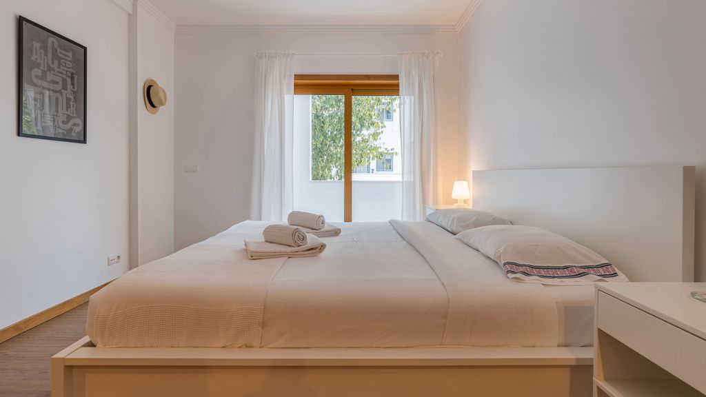 3 Bedroom Oeiras Wonder W/ Balcony by LovelyStay