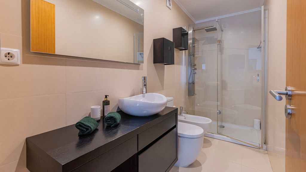 3 Bedroom Oeiras Wonder W/ Balcony by LovelyStay