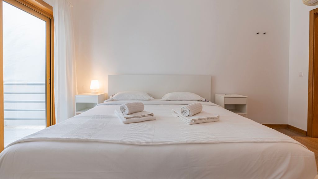 3 Bedroom Oeiras Wonder W/ Balcony by LovelyStay