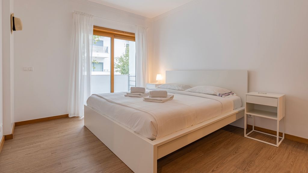 3 Bedroom Oeiras Wonder W/ Balcony by LovelyStay
