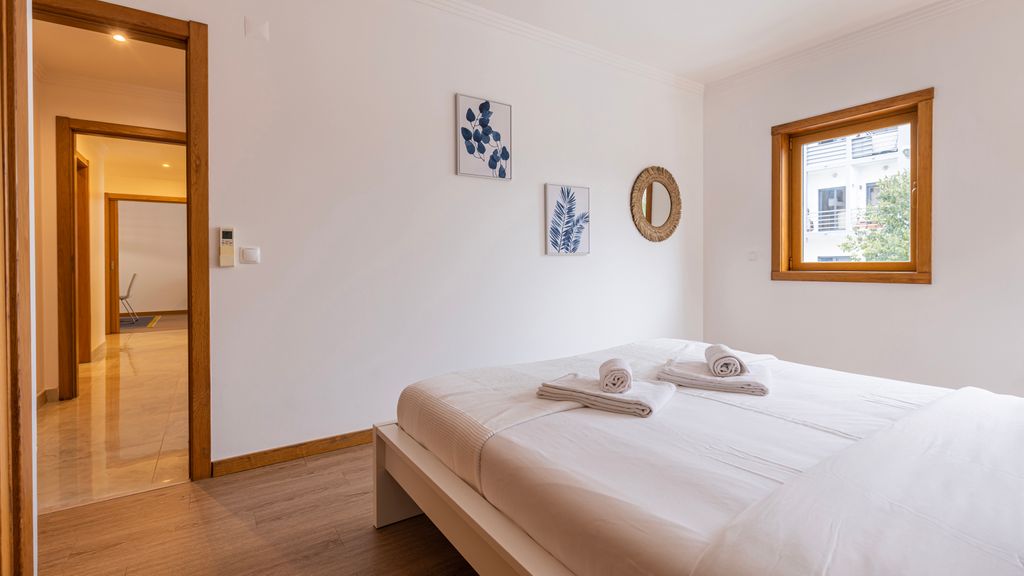 3 Bedroom Oeiras Wonder W/ Balcony by LovelyStay