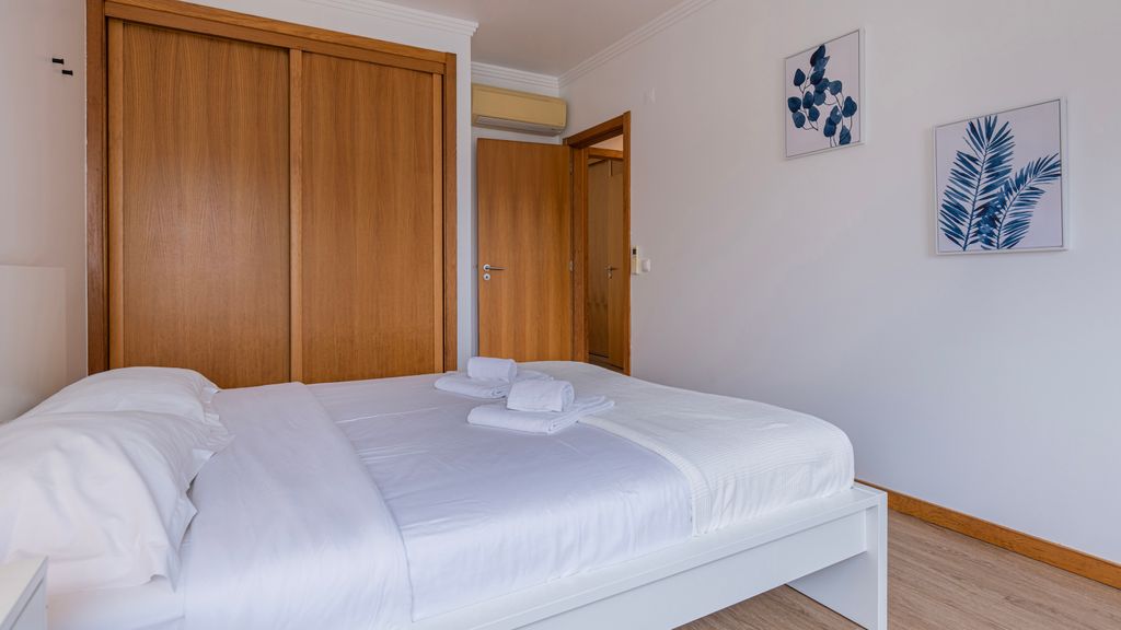 3 Bedroom Oeiras Wonder W/ Balcony by LovelyStay
