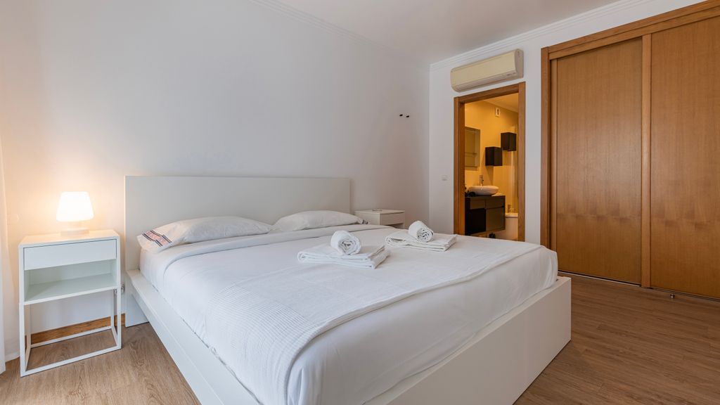 3 Bedroom Oeiras Wonder W/ Balcony by LovelyStay