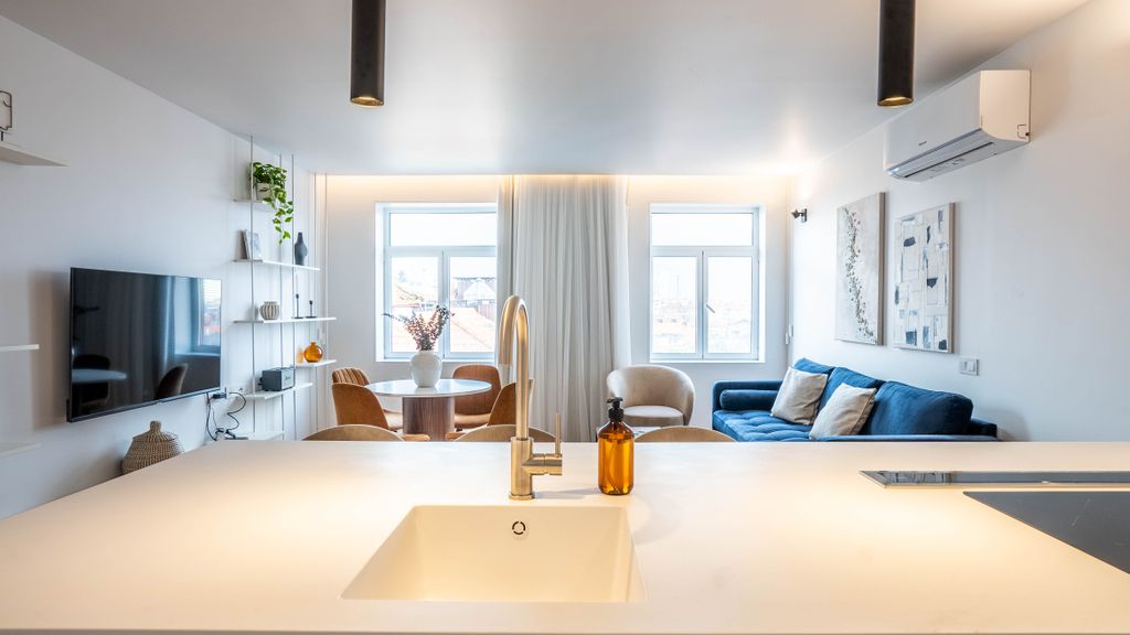 Penthouse w/ City Views | Almada 551