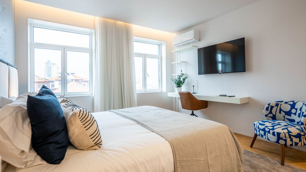 Penthouse w/ City Views | Almada 551