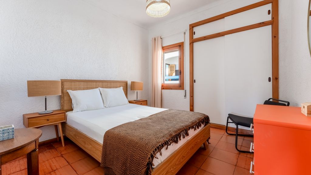 Comfy 2 BDR Apartment W/ Balcony by LovelyStay