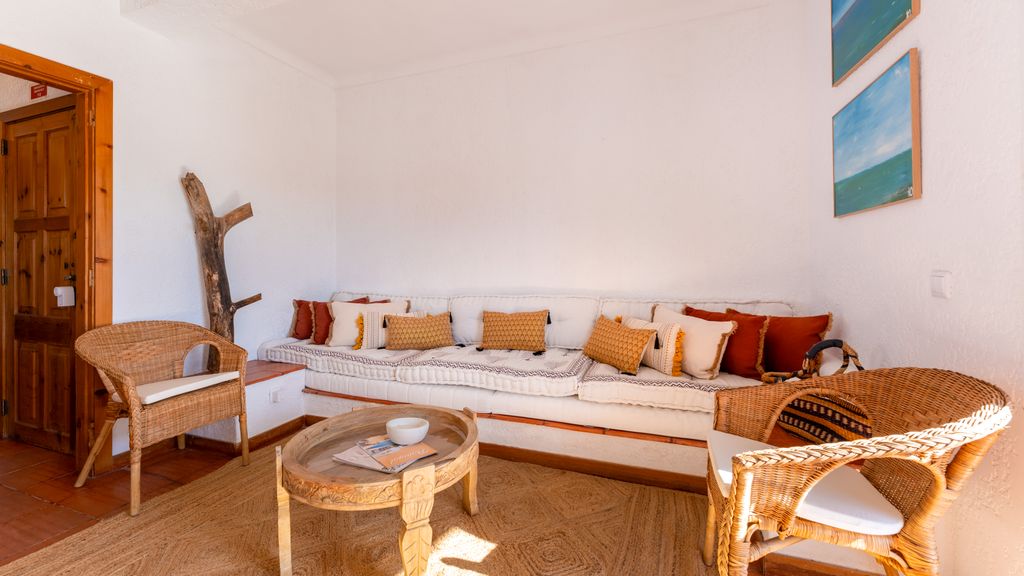 Comfy 2 BDR Apartment W/ Balcony by LovelyStay