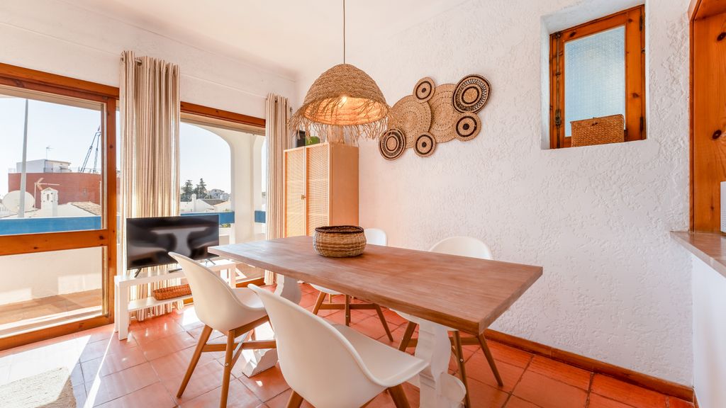 Comfy 2 BDR Apartment W/ Balcony by LovelyStay