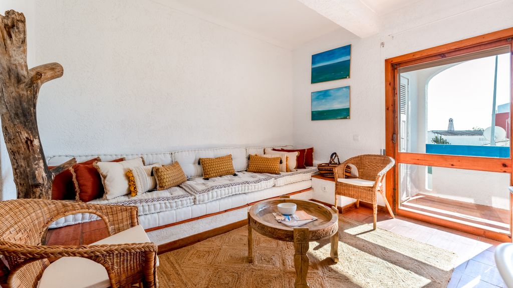 Comfy 2 BDR Apartment W/ Balcony by LovelyStay