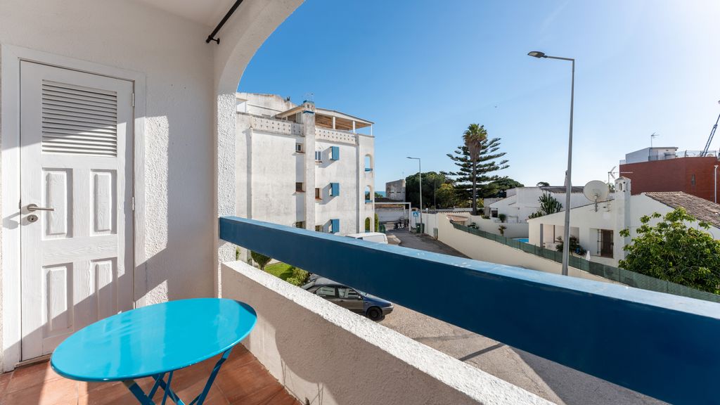 Comfy 2 BDR Apartment W/ Balcony by LovelyStay