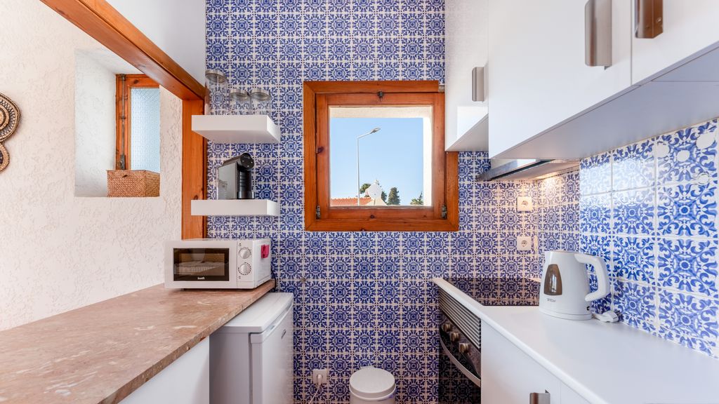 Comfy 2 BDR Apartment W/ Balcony by LovelyStay