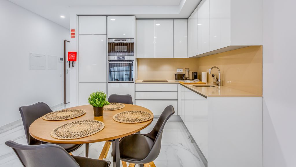 Sublime and Bright 2 BDR Apartment by LovelyStay