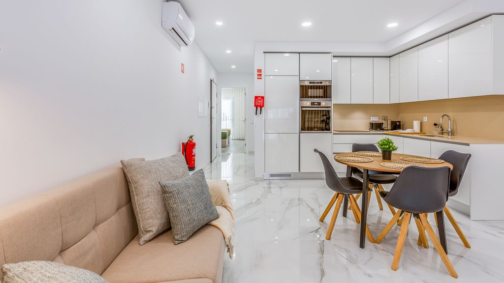 Sublime and Bright 2 BDR Apartment by LovelyStay