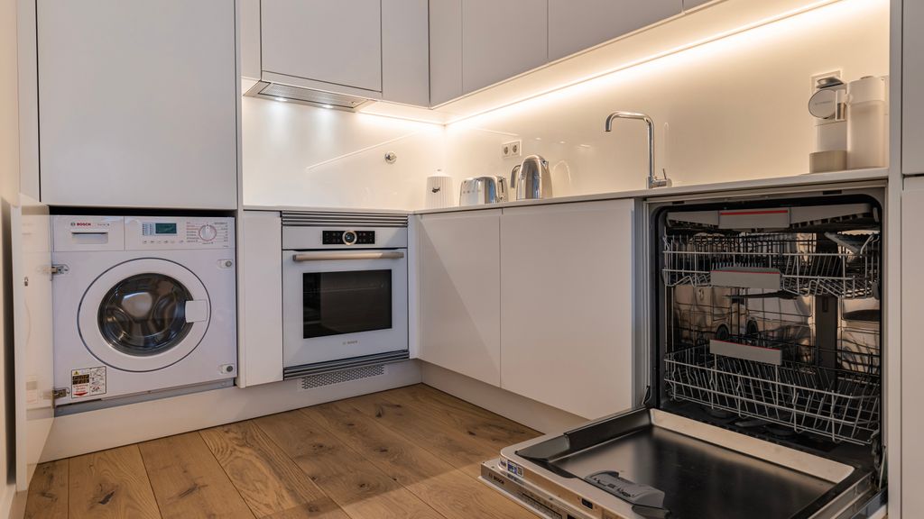 Deluxe 1 BDR Apartment W/ Pool by LovelyStay
