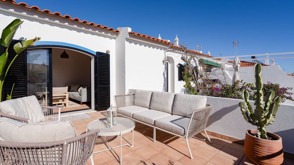 Vila Ramalhete W/ 3 BDR & Balcony by LovelyStay