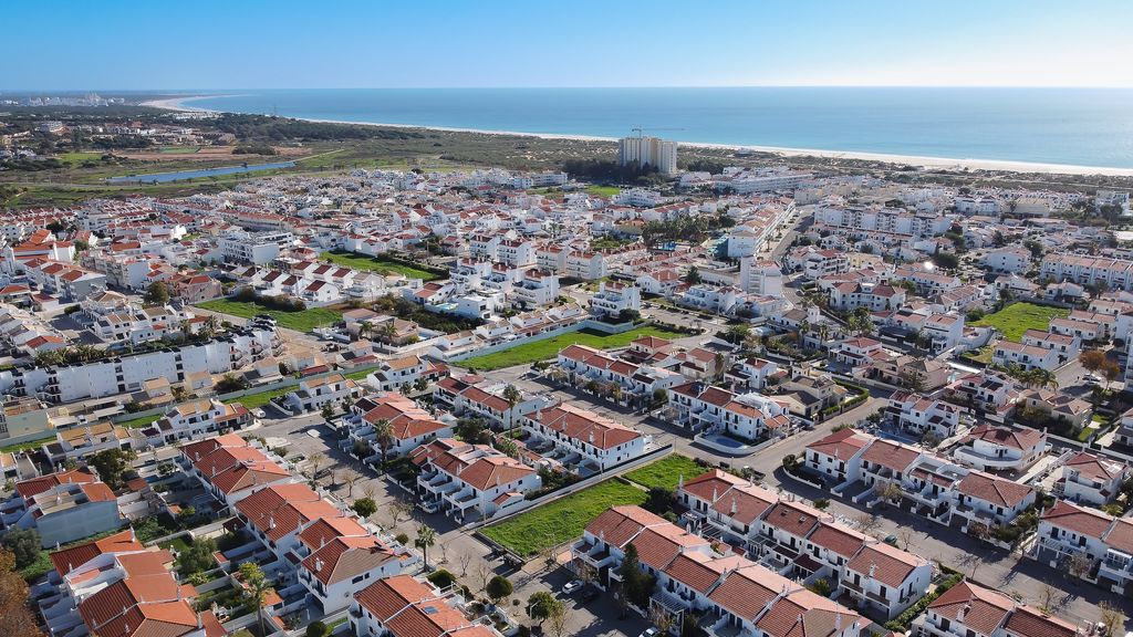 Vila Ramalhete W/ 3 BDR & Balcony by LovelyStay