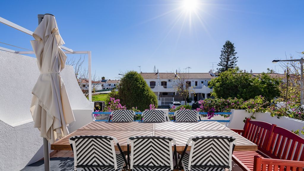 Vila Ramalhete W/ 3 BDR & Balcony by LovelyStay