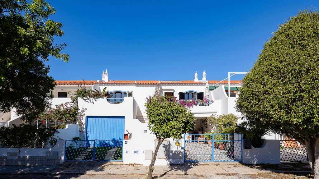 Vila Ramalhete W/ 3 BDR & Balcony by LovelyStay