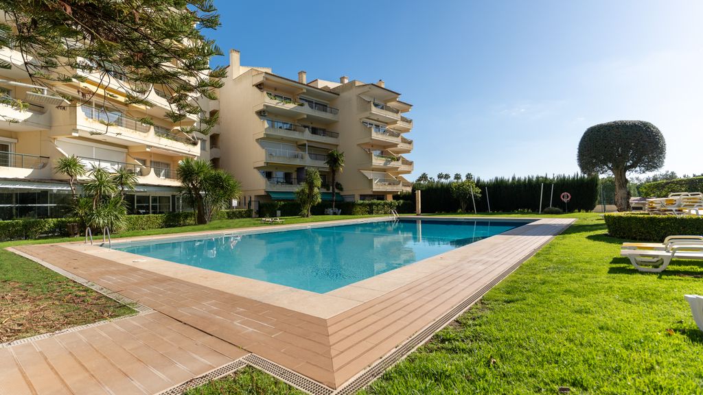 Tasteful 1 BDR Flat W/Balcony & Pool by LovelyStay