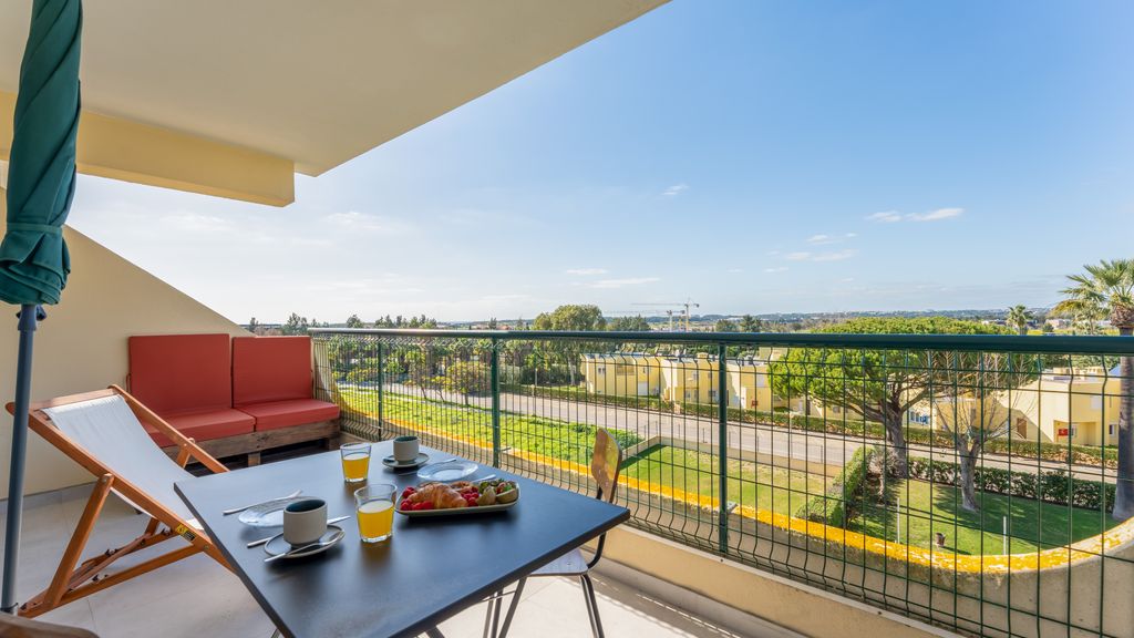 Tasteful 1 BDR Flat W/Balcony & Pool by LovelyStay