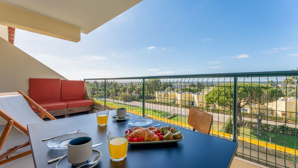 Tasteful 1 BDR Flat W/Balcony & Pool by LovelyStay