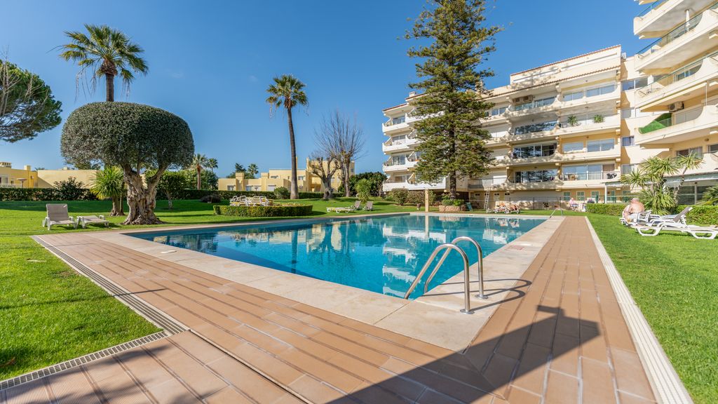 Tasteful 1 BDR Flat W/Balcony & Pool by LovelyStay