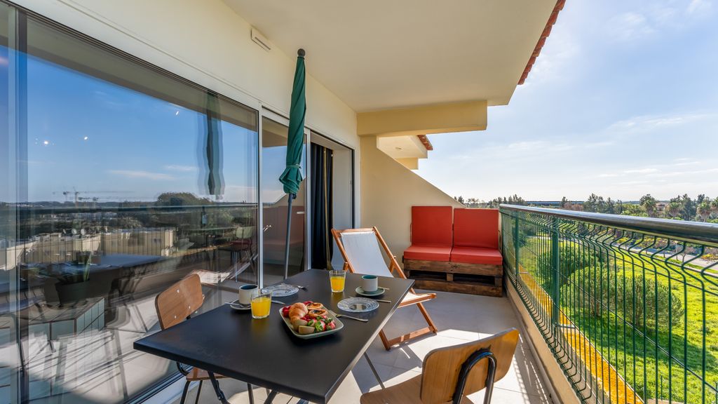 Tasteful 1 BDR Flat W/Balcony & Pool by LovelyStay