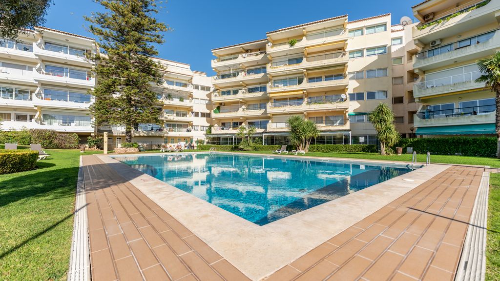 Tasteful 1 BDR Flat W/Balcony & Pool by LovelyStay