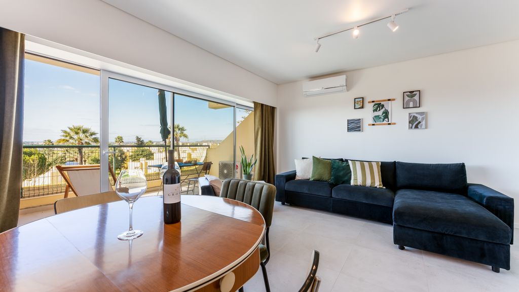 Tasteful 1 BDR Flat W/Balcony & Pool by LovelyStay