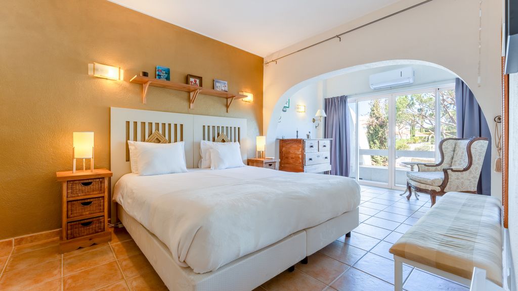 Bright & Spacious 2BR W/Balcony in Vale do Lobo by LovelyStay