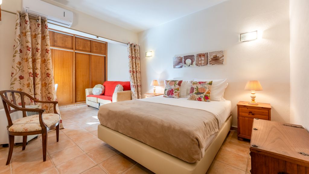 Bright & Spacious 2BR W/Balcony in Vale do Lobo by LovelyStay