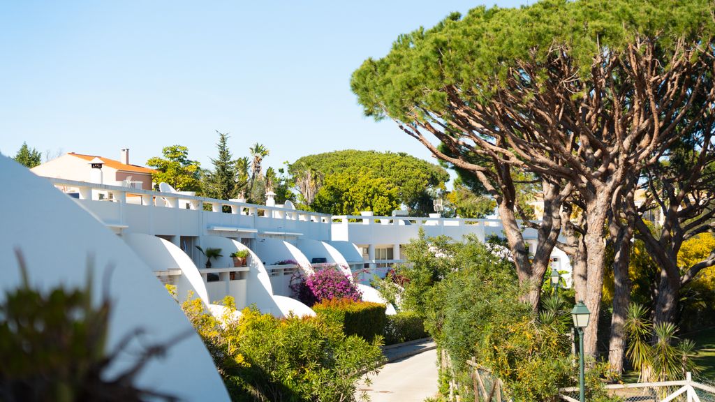 Bright & Spacious 2BR W/Balcony in Vale do Lobo by LovelyStay