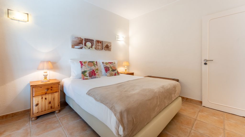 Bright & Spacious 2BR W/Balcony in Vale do Lobo by LovelyStay
