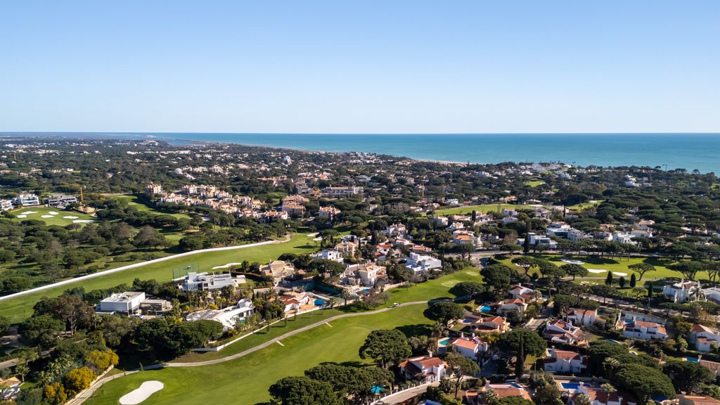 Bright & Spacious 2BR W/Balcony in Vale do Lobo by LovelyStay