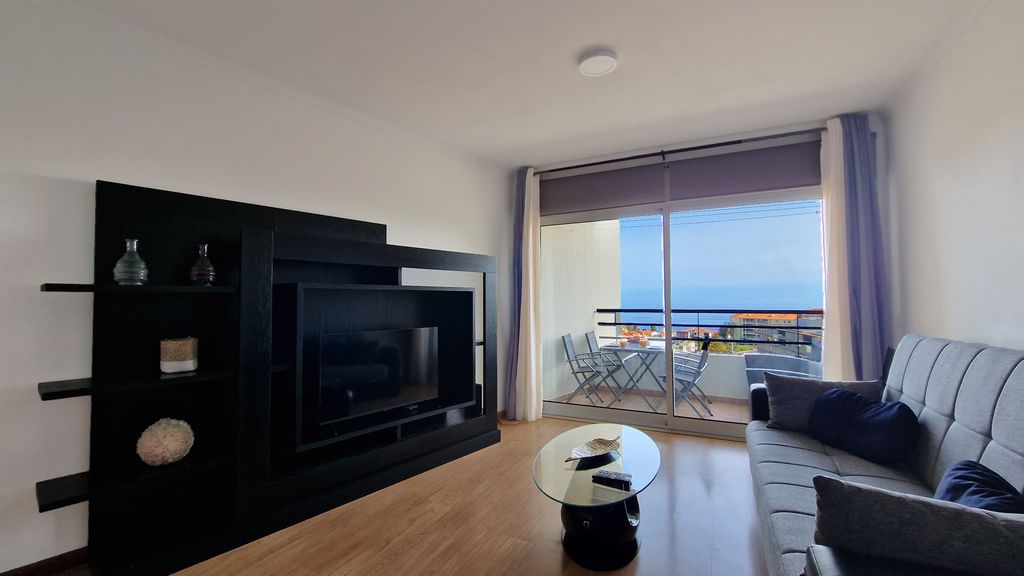 Azenha Apartment by LovelyStay