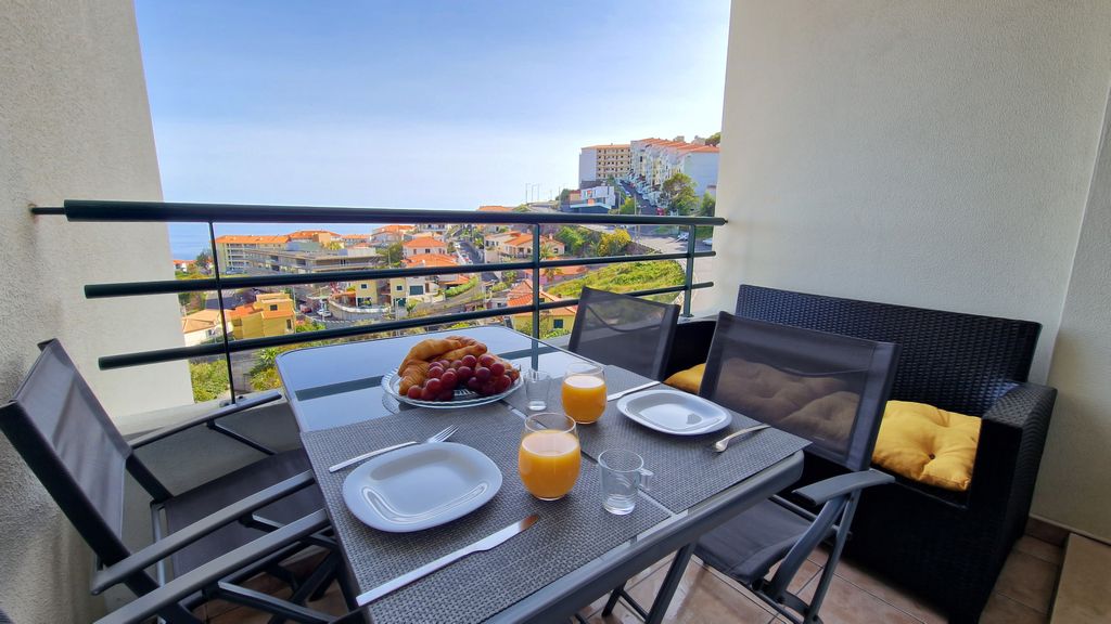 Azenha Apartment by LovelyStay